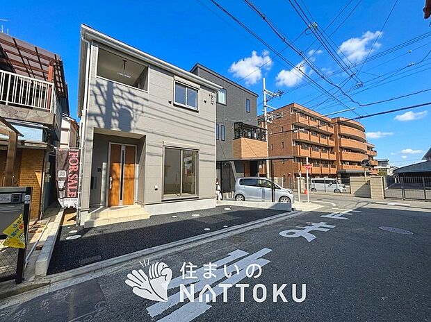 【現地写真(前道含む外観)】軽くて火災に強い屋根材を採用し、地震時の建物への負担や揺れを軽減しています。