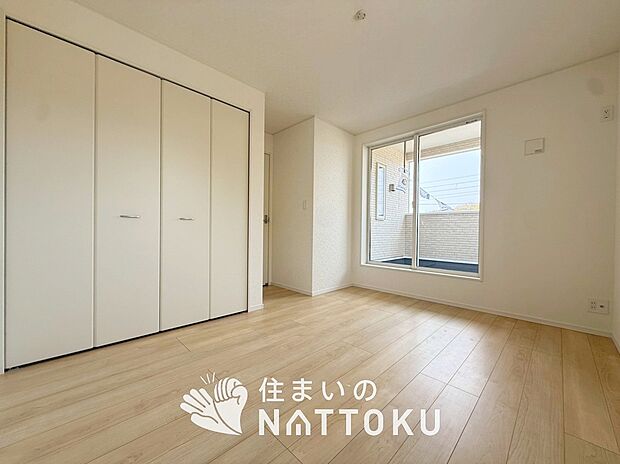 【現地写真(寝室)】木目の美しさを際立たせるシンプルデザインの建具を使用しています。