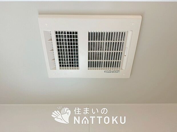 【浴室暖房換気乾燥機】サイドブロー機能で、乾燥効率アップです。
サイドに吹き出しを搭載することにより浴室内を端まで循環する気流ができ、さらに省エネ性能がアップします。