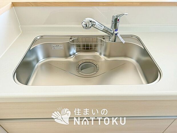 【浄水器内臓ハンドシャワー付シンク】広々とした凸型シンクに洗剤ポケットを標準装備。すっきり収納できます。
また、蛇口の先端に浄水器を内蔵しているため場所をとりません。