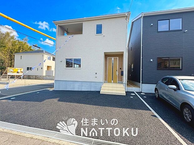 【現地写真(外観)【2号地】】軽くて火災に強い屋根材を採用し、地震時の建物への負担や揺れを軽減しています。