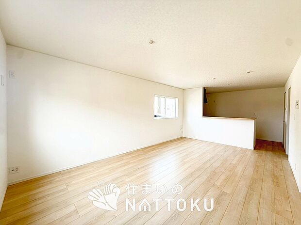 【現地写真(リビング)】フローリング材には、木目、色調など木材特有の風合いがあり、ナチュラルな美しさになっています。