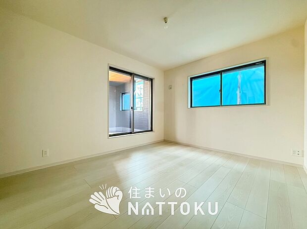 【現地写真(寝室)】木目の美しさを際立たせるシンプルデザインの建具を使用しています。