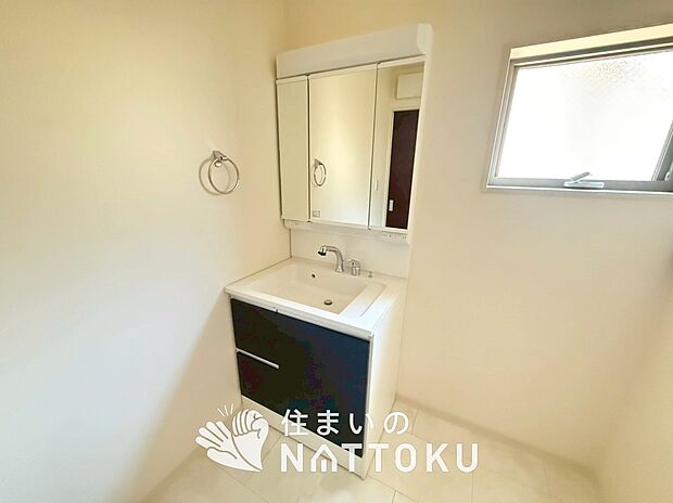 【洗面台・洗面所】鏡の両サイドは、必要なものを取出しやすく、大きな鏡面で朝の準備も快適。
使いやすいリフトアップ機能付きのシングルレバーシャワー水栓付です。