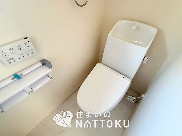 【トイレ】汚れてもサッとひと拭きでお手入れ簡単、エコ仕様の温水洗浄便座付きのトイレです。
バリアフリーにも配慮しています。