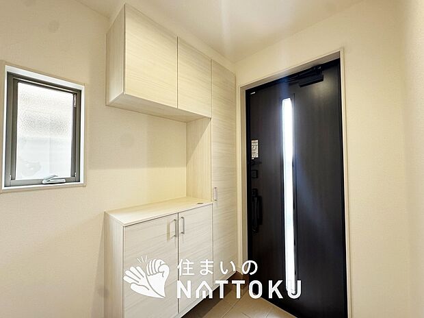 【現地写真（玄関）】玄関には、大型のシューズ収納を設置しています。