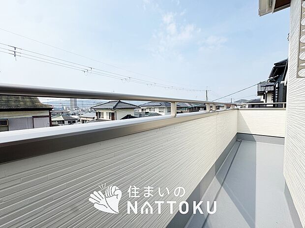 【バルコニー】奥行きが広く、洗濯物をゆったりと干せる十分な広さで、家族の洗濯も捗ります。