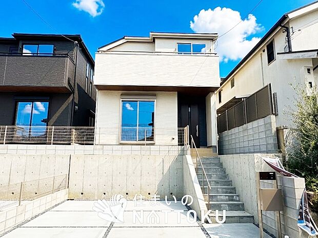 【現地写真（外観）【２号地】】軽くて火災に強い屋根材を採用し、地震時の建物への負担や揺れを軽減しています。