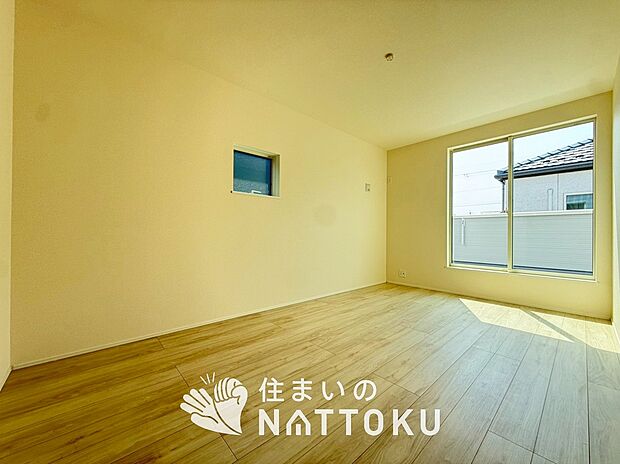 【現地写真（寝室）】木目の美しさを際立たせるシンプルデザインの建具を使用しています。