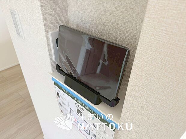 【TVモニター付インターホン】玄関の子機にカメラが付いており、来訪者の顔を確認できるため、音声だけの対応とは安心感が違います。
また、ハンズフリー通話で受話器を持つわずらわしさを解消できます。