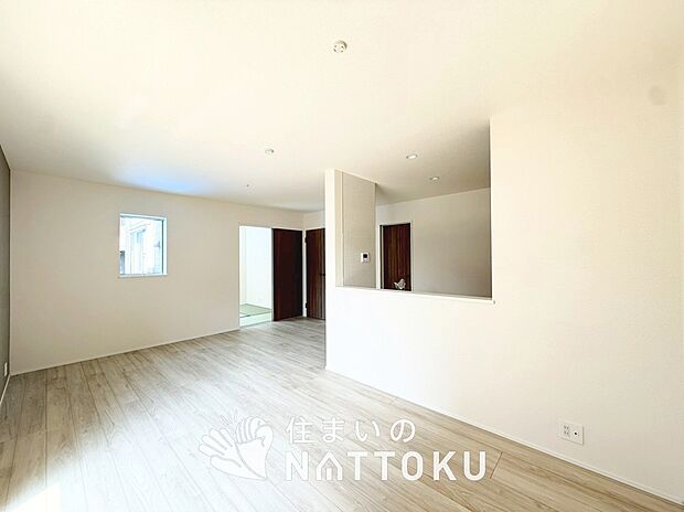 【現地写真（リビング）】フローリング材には、木目、色調など木材特有の風合いがあり、ナチュラルな美しさになっています。