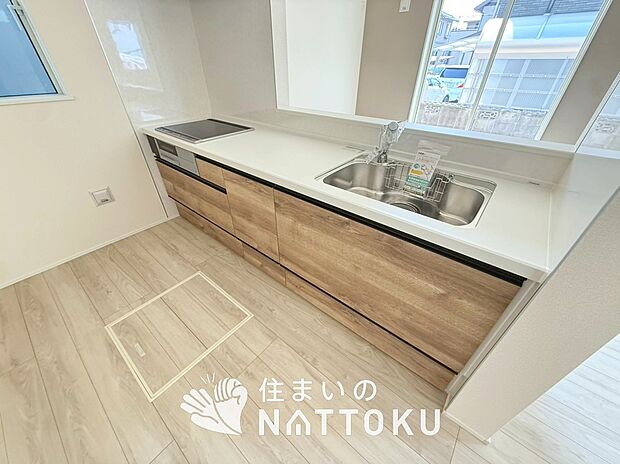 【現地写真（キッチン）】収納たっぷりのシステムキッチン、浄水器付水栓を標準装備しています。