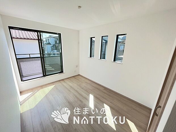 【現地写真（寝室）】木目の美しさを際立たせるシンプルデザインの建具を使用しています。