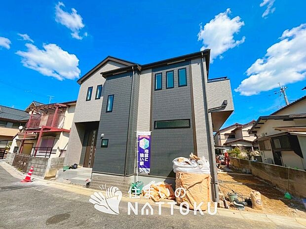 【現地写真（外観）【A号地】】雨で汚れを落とし、耐久性・耐候性に優れた外壁を使用しています。