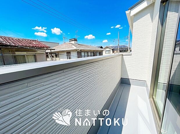 【バルコニー】奥行きが広く、洗濯物をゆったりと干せる十分な広さで、家族の洗濯も捗ります。