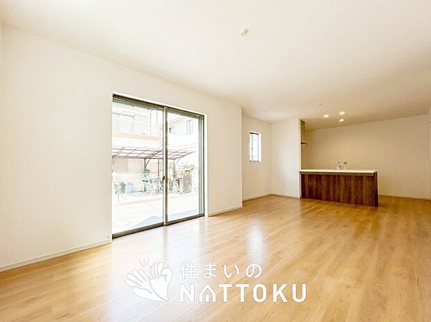 【現地写真（リビング）】フローリング材には、木目、色調など木材特有の風合いがあり、ナチュラルな美しさになっています。