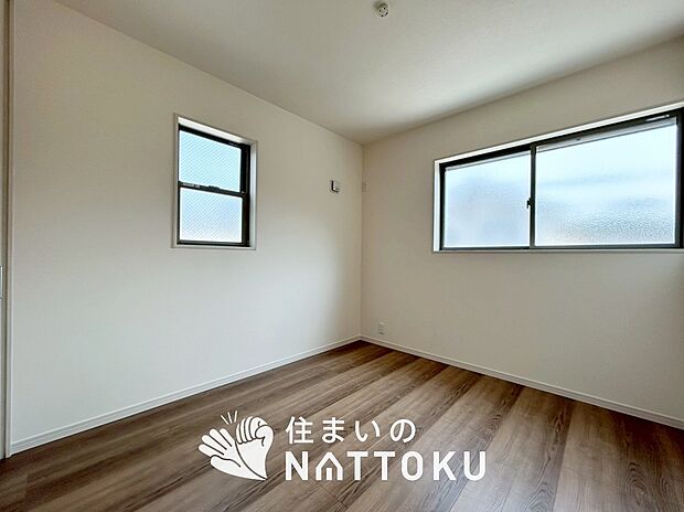 【現地写真(洋室)】木目の美しさを際立たせるシンプルデザインの建具を使用しています。