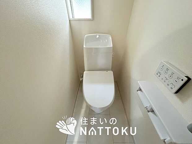 【トイレ】汚れてもサッとひと拭きでお手入れ簡単、エコ仕様の温水洗浄便座付きのトイレです。
バリアフリーにも配慮しています。