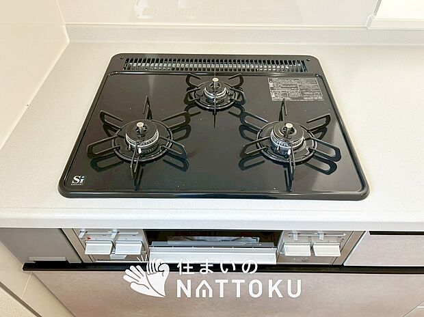 【ビルトインコンロ】フラットな構造で清掃性が高く、過熱防止センサー付3口タイプで日頃の家事も快適です。