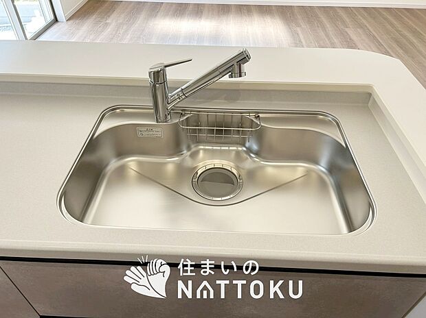 【浄水器内臓型ハンドシャワー付シンク】傷や汚れが付きにくい静音仕様の全面エンボス加工シンク。
また、蛇口の先端に浄水器を内蔵。浄水シャワーが使える毎分4リットルのたっぷり浄水。