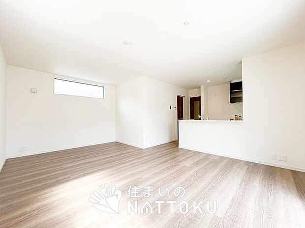 【現地写真(リビング)】フローリング材には、木目、色調など木材特有の風合いがあり、ナチュラルな美しさになっています。