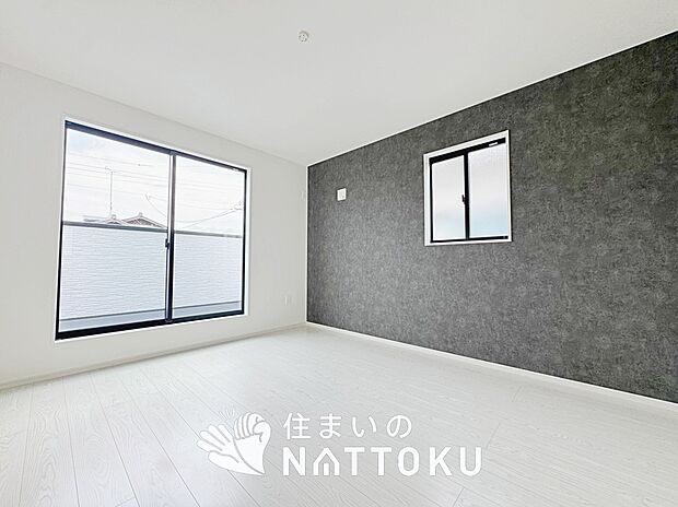 【現地写真（寝室）】木目の美しさを際立たせるシンプルデザインの建具を使用しています。