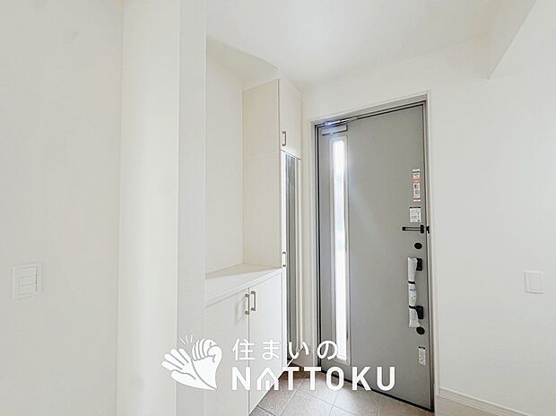 【現地写真（玄関）】玄関には、大型のシューズ収納を設置しています。