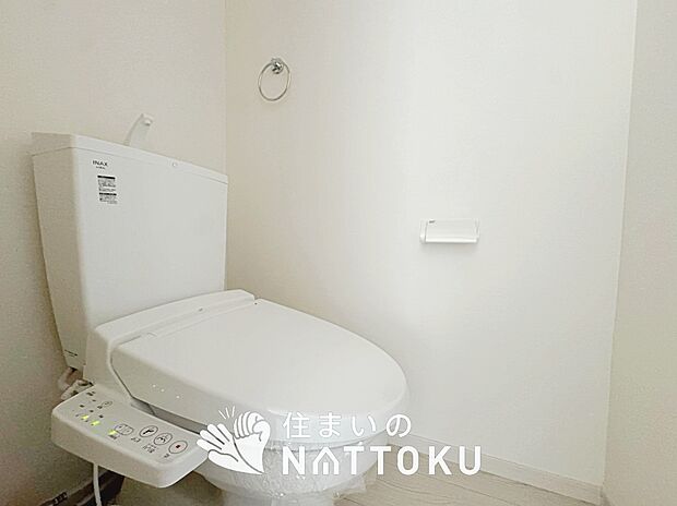 【トイレ】汚れてもサッとひと拭きでお手入れ簡単、エコ仕様の温水洗浄便座付きのトイレです。
バリアフリーにも配慮しています。
