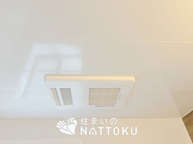 【浴室暖房換気乾燥機】入浴後の水滴や湿気を排出し、カビの発生や臭いを抑制します。
雨の日の洗濯物にも効果的です。
