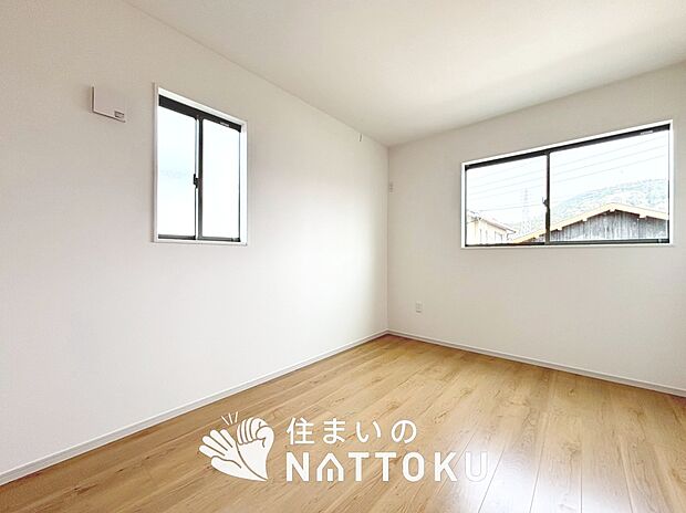 【現地写真(寝室)】木目の美しさを際立たせるシンプルデザインの建具を使用しています。