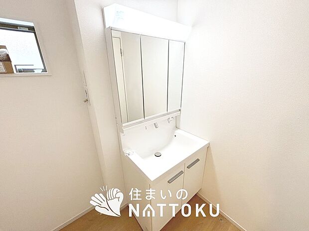 【洗面台・洗面所】鏡の両サイドは、必要なものを取出しやすく、大きな鏡面で朝の準備も快適。
使いやすいリフトアップ機能付きのシングルレバーシャワー水栓付です。