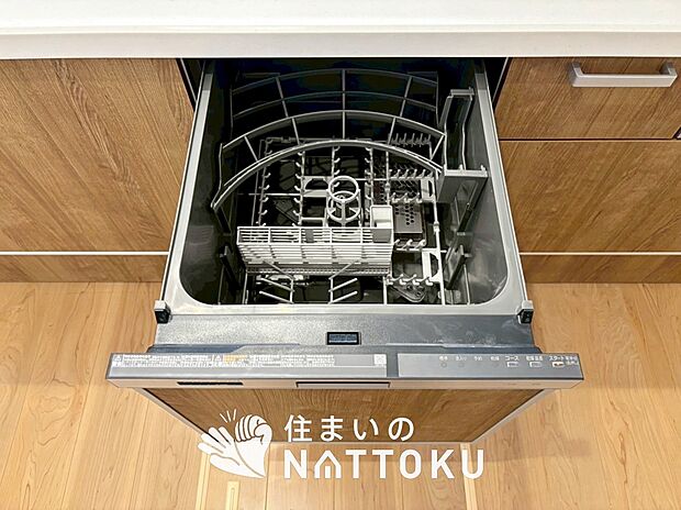 【食器洗い乾燥機】食後の時間にゆとりを与えてくれる食器洗い乾燥機。
操作ボタンも上面にあるので、腰をかがめずに操作ができラクラクです。