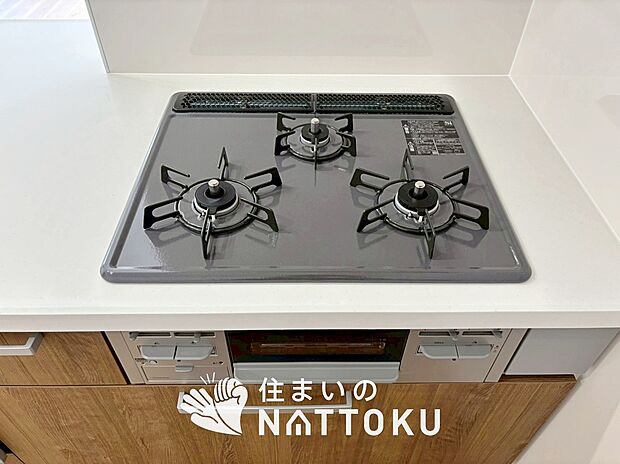 【ビルトインコンロ】フラットな構造で清掃性が高く、過熱防止センサー付3口タイプで日頃の家事も快適です。