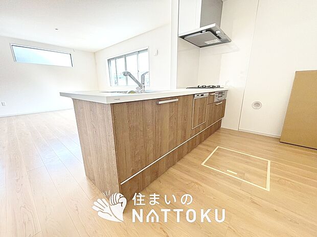 【現地写真(キッチン)】収納たっぷりのシステムキッチン、浄水器付水栓を標準装備しています。