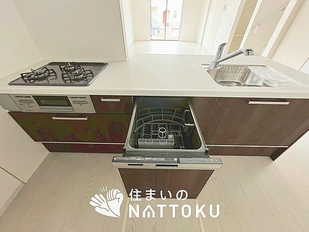 【食器洗い乾燥機】食後の時間にゆとりを与えてくれる食器洗い乾燥機。
操作ボタンも上面にあるので、腰をかがめずに操作ができラクラクです。
