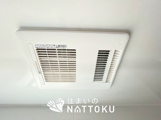 【浴室暖房換気乾燥機】入浴後の水滴や湿気を排出し、カビの発生や臭いを抑制します。
雨の日の洗濯物にも効果的です。
