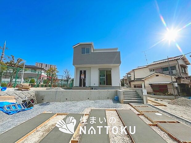 【現地写真（街並み）】雨で汚れを落とし、耐久性・耐候性に優れた外壁を使用しています。