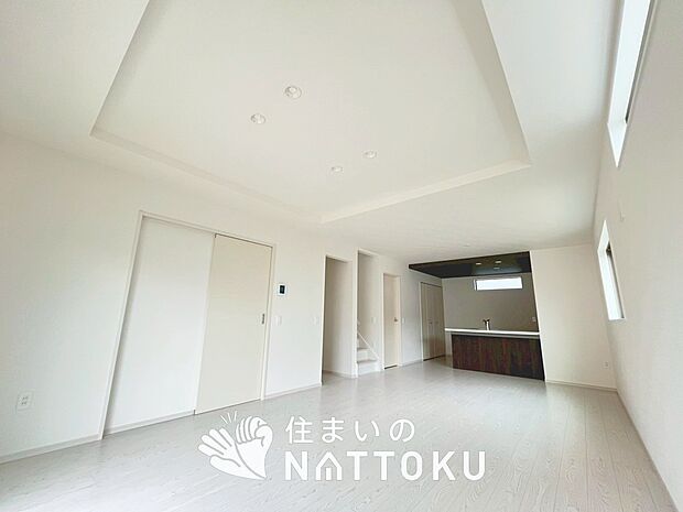 【現地写真（リビング）】フローリング材には、木目、色調など木材特有の風合いがあり、ナチュラルな美しさになっています。