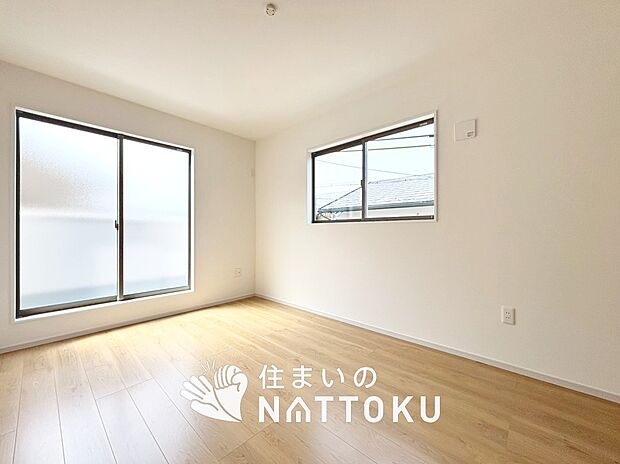 【現地写真（寝室）】木目の美しさを際立たせるシンプルデザインの建具を使用しています。