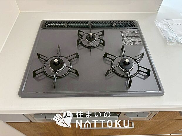 【ビルトインコンロ】フラットな構造で清掃性が高く、過熱防止センサー付３口タイプで日頃の家事も快適です。