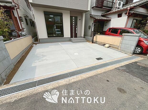 【現地写真（駐車場）】駐車スペースが広く、運転が苦手な方も安心です。