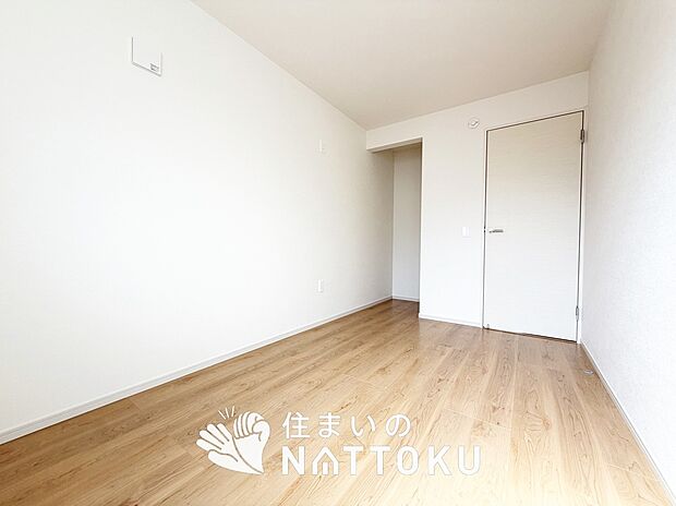 【現地写真（洋室）】木目の美しさを際立たせるシンプルデザインの建具を使用しています。