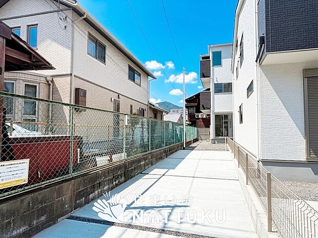 【現地写真（街並み）】雨で汚れを落とし、耐久性・耐候性に優れた外壁を使用しています。