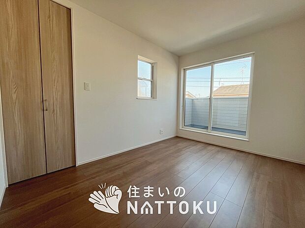 【現地写真(寝室)】木目の美しさを際立たせるシンプルデザインの建具を使用しています。