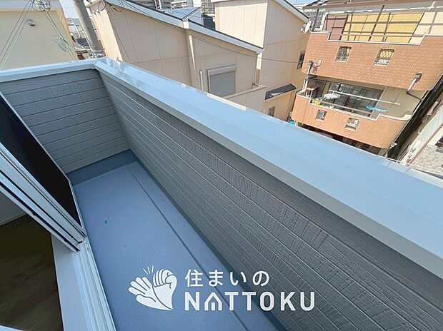 【バルコニー】奥行きが広く、洗濯物をゆったりと干せる十分な広さで、家族の洗濯も捗ります。