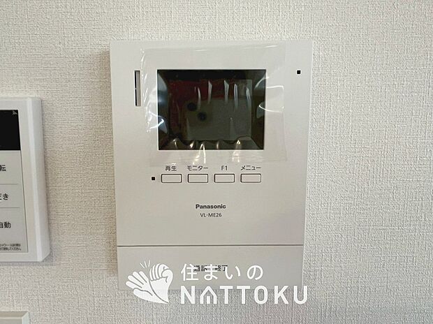 【TVモニター付インターホン】手放し通話ができ、送話表示灯で送話・受話状態が確認できます。
映像と音声で玄関先の様子をチェックできるモニター機能や、夜間の訪問者の顔も確認できるLEDライトを装備しています。