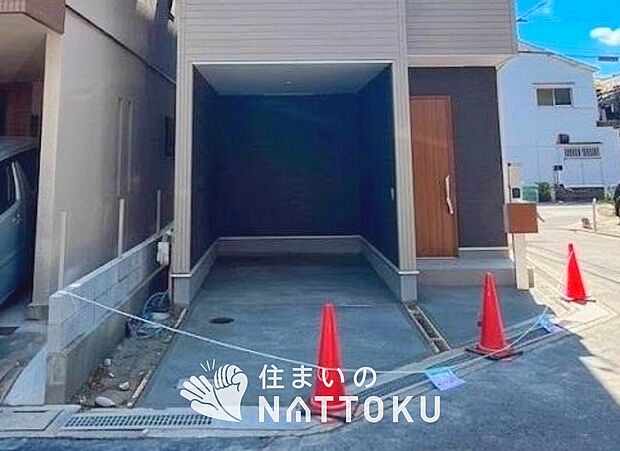 【現地写真(駐車場)】駐車スペースが広く、運転が苦手な方も安心です。