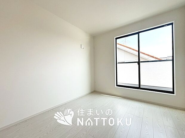 【現地写真(洋室)】木目の美しさを際立たせるシンプルデザインの建具を使用しています。