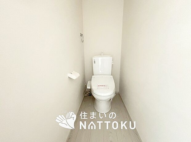 【トイレ】汚れてもサッとひと拭きでお手入れ簡単、エコ仕様の温水洗浄便座付きのトイレです。
バリアフリーにも配慮しています。