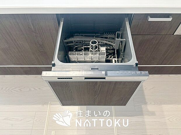 【食器洗い乾燥機】食後の時間にゆとりを与えてくれる食器洗い乾燥機。
操作ボタンも上面にあるので、腰をかがめずに操作ができラクラクです。